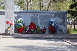 Возложение цветов к памятникам и мемориалам